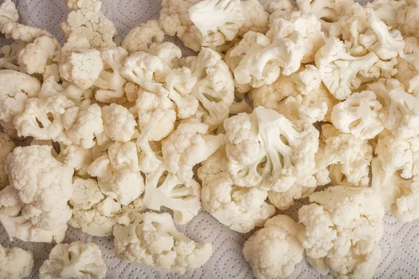 karnabahar. hafif bir arka plan üzerinde taze sebze. yukarıdan görüntülemek