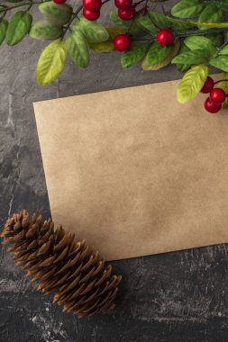 Mockup mektup veya zarf karanlık bir arka plan üzerinde. Yeni yıl Noel tebrik kavramı. Metin için yer. Kopya alanı 