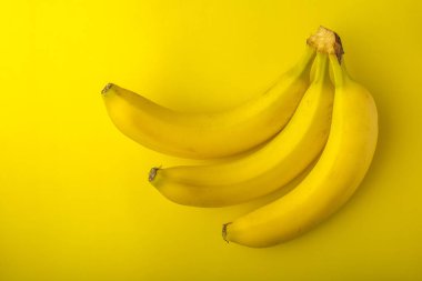 Tatlı muz sarı zemin üzerine. Kopya alanı