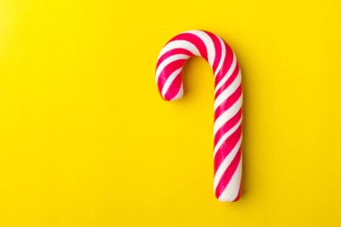 Noel Candy Cane sarı zemin üzerine kırmızı yay ile. Kopya alanı  