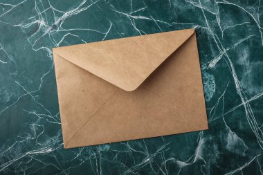 Craft kağıt mavi renkli zarfa. Üstten Görünüm. Mock-up