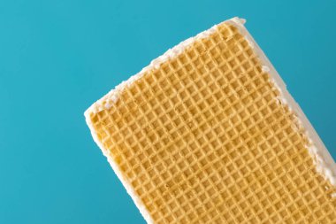 Dondurmalı waffle kopya alanı ile mavi bir arka plan üzerinde. Arka plan doku