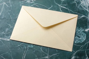 Turkuaz arka plan üzerinde hafif kahverengi zarf. Mock-up