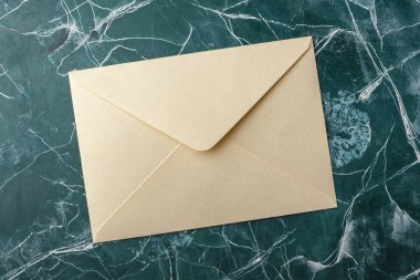 Turkuaz arka plan üzerinde hafif kahverengi zarf. Üstten Görünüm. Mock-up