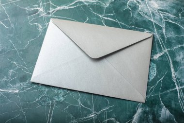 Turkuaz arka plan gümüş zarfta. Mock-up