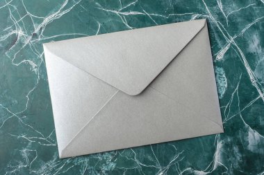 Turkuaz arka plan gümüş zarfta. Üstten Görünüm. Mock-up