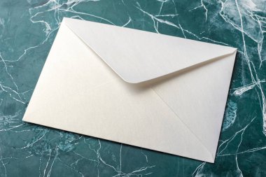 Mavi zemin üzerine beyaz zarf. Mock-up