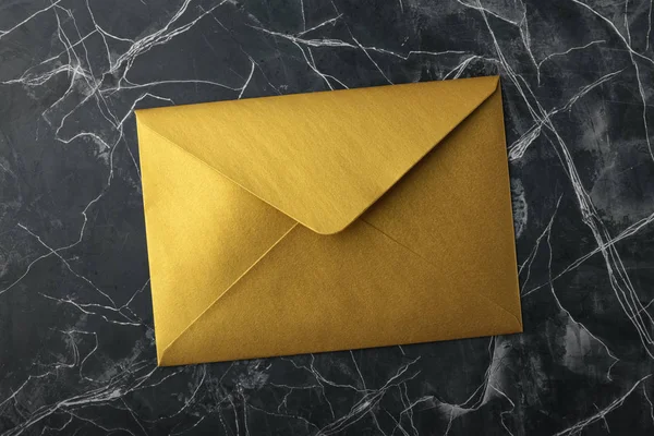 Envelope Dourado Sobre Fundo Escuro Mock — Fotografia de Stock