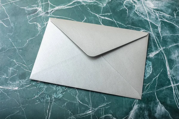 Turkuaz arka plan gümüş zarfta. Mock-up