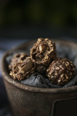 karanlık bir arka plan üzerinde Fındıklı çikolata tatlı. kopya alanı