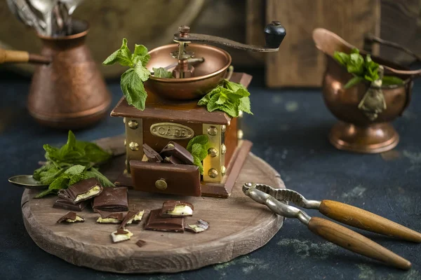 Kaffeemühle Auf Einem Holzbrett Mit Frischer Minze Und Schokoladenstücken Mit — Stockfoto