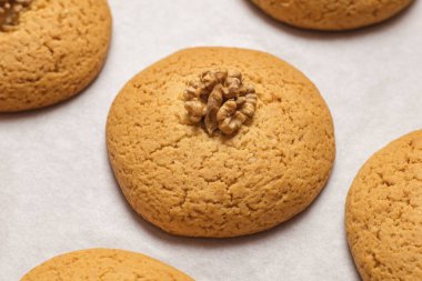 Gevrek cevizli bisküvi. Şeker ile sıcak ev yapımı kurabiye