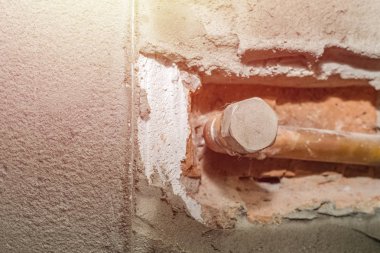 Duvardan sıhhi tesisat için boru çıkışı. Banyo ve sıhhi tesisat ve su boruları onarım. Kopyalama alanı