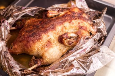 Fırında pişmiş ördeğin tamamı. Kutlama için et, tatil