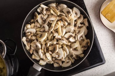 Kaba doğranmış mantar yemekleri pişirme. Kızarmış champignons. Üstte görüntü