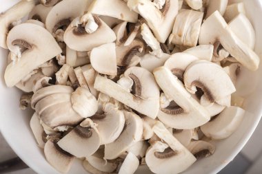 Kaba bir fincan mantar doğranmış. Üstte görüntüle. Yemek