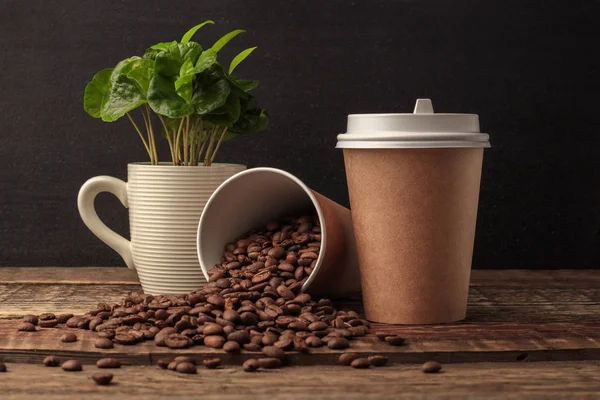 Ahşap masa üzerinde boş zanaat kağıt kahve fincanı Closeup. Reklam için yer. Yatay mockup