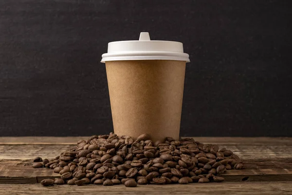 Kopya alanı ile ahşap bir masa üzerinde Crafts fincan. koyu arka plan mockup