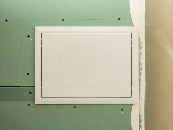 Banyoda iletişim için dekoratif kapak. Onarım konsepti