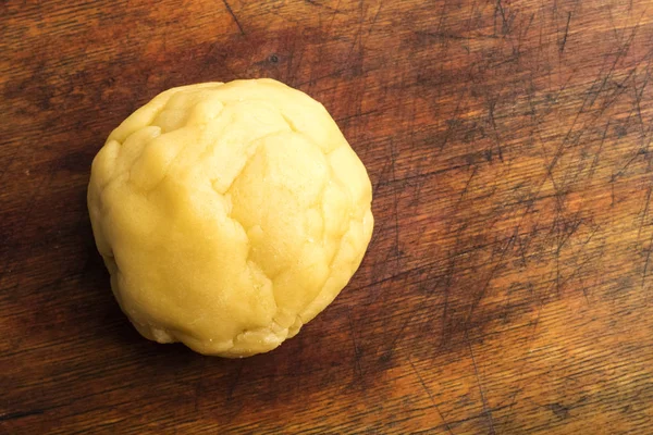 Kopya alanı ile ahşap bir arka plan üzerinde çerezleri için Hamur topu. Pişirme pişirme