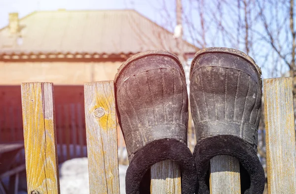 Vieilles Chaussures Sur Une Clôture Bois Saison Printemps Avec Rayons — Photo