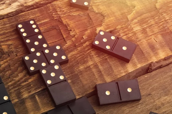 Spela Dominobrickor Ett Träbord Dominoeffekt Kopiera Utrymme — Stockfoto