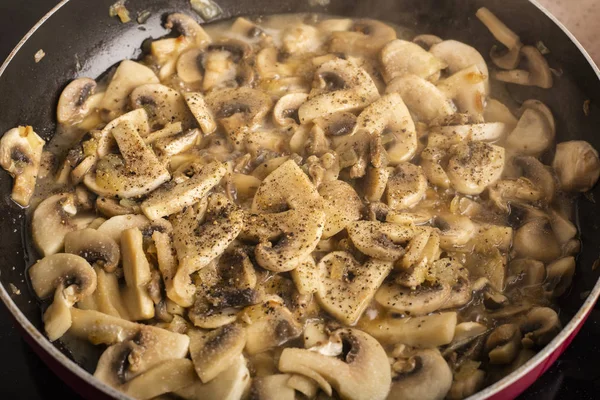 Cocinar Platos Champiñones Rodajas Con Especias Sabrosos Champiñones — Foto de Stock