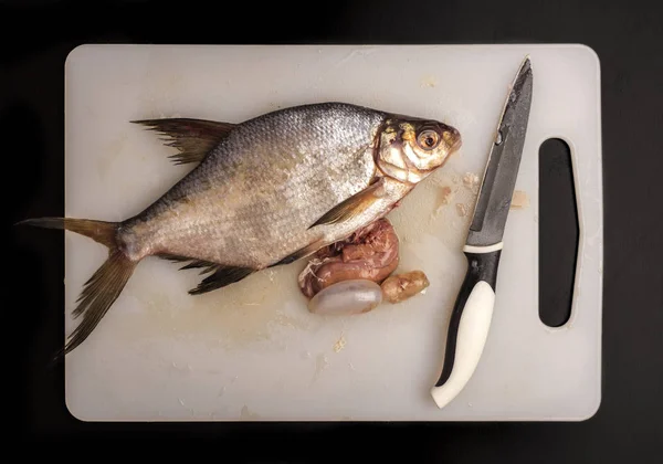 在塑料板上切下新鲜的鱼 以便调味 顶部视图 — 图库照片