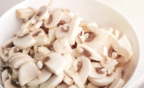 Funghi Freschi Tagliati Grossolanamente Una Tazza Cottura — Foto Stock