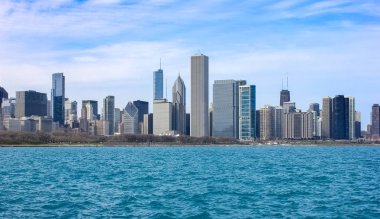 Michigan Gölü kıyısındaki Müze Kampüsü'nden Chicago Skyline manzarası. Sıcak, bahar gününde Chicago şehir silueti