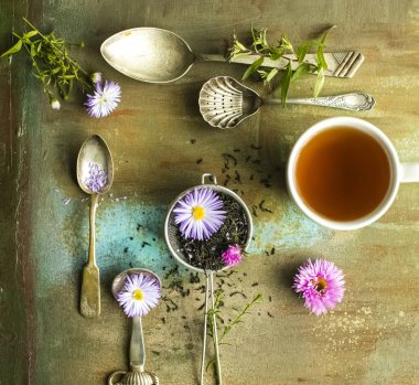 Çay seremonisi. taze çay. kuru çiçek çay yaprakları ve taze çiçekler ile elek. yukarıdan görünüm