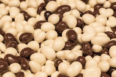 Beyaz ve koyu çikolatadan yapılmış çiğşeker. Arka Plan Texture_2