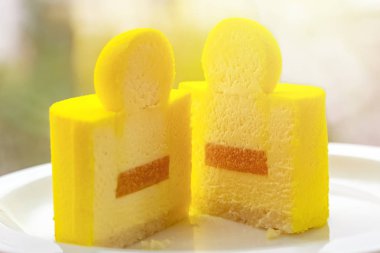 Mango ve tutku meyve ile Krem cheesecake. Bir tabakta sarı minicort