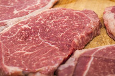 Ahşap arka planda çiğ biftek. taze et