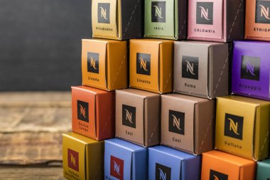 Novosibirsk, Rusya - 30 Mart 2019- Farklı Nespresso lezzetleri seti. Yakın çekim  