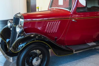 Moskova, Rusya - 6 Mayıs 2019: Retro arabalar Sergisi (Domodedovo Havaalanı). Vintage araba Ford, üretim - İngiltere, Almanya