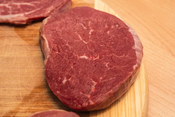 Filetes Crudos Una Tabla Cortar Sobre Fondo Madera Carne Fresca — Foto de Stock