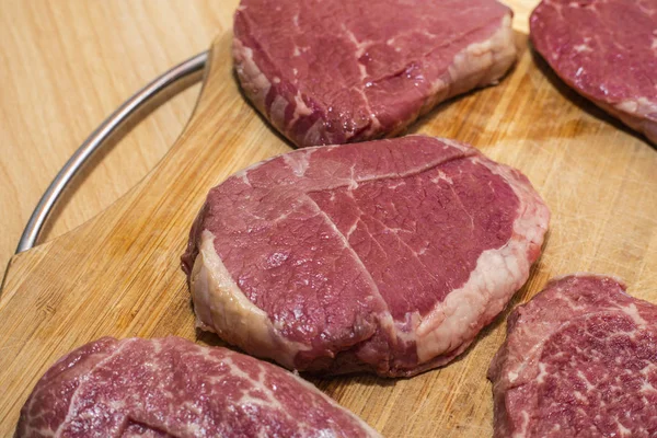 まな板の上に生のステーキ 新鮮な肉 木製の背景 — ストック写真