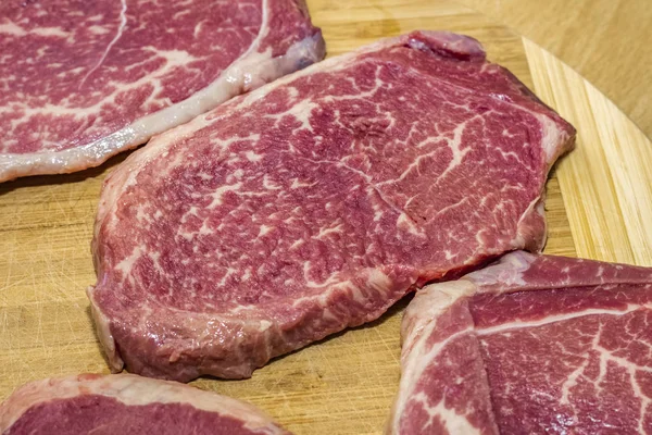 Surové Steaky Střihací Desce Dřevěném Podkladu Čerstvé Maso — Stock fotografie