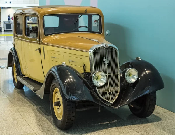 モスクワ ロシア 2019年5月6日 レトロな車の展示 ドモジェドヴォ空港 ヴィンテージ車プジョー1933フランス — ストック写真