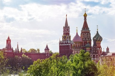 Spasskaya Kulesi, Moskova Kremlin ve Moskova, Rusya St Basil Katedrali görünümü. Mimari ve Moskova manzaraları. Moskova kartpostalı