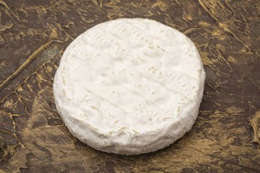 Dokusal bir masada Camembert peyniri. Şarap için atıştırmalık. Closeup