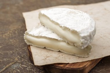 bir kesme tahtası üzerinde lezzetli beyaz kalıp peynir iki adet. Şarap için atıştırmalık. Kopyalama alanı