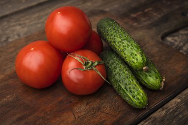 Mutfak masasında taze sebze salatalık ve domates. Yakın çekim