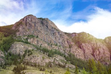 Mavi gökyüzüne karşı Altay kayalık dağların bir parçası. Rusya'da Sibirya'nın güzel doğası