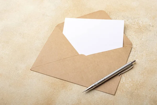 Papier Blanc Dans Une Enveloppe Kraft Sur Fond Clair Carte — Photo