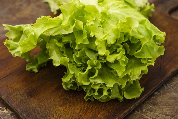 Fresh Green Leaf Lettuce Old Cutting Board Diet Food — Stock Photo, Image