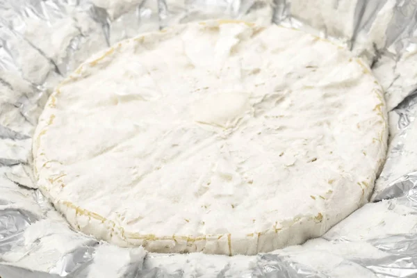 Queijo Camembert Com Mofo Branco Papel Alumínio Brilhante Lanche Para — Fotografia de Stock