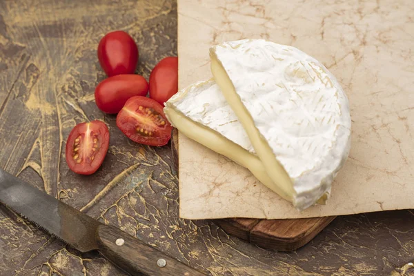 Lahodný Bílý Sýr Třešňovým Rajčaty Svačinka Vínu — Stock fotografie