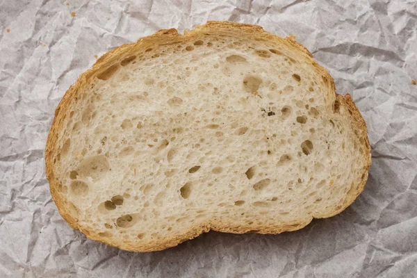 Kousek Čerstvého Chleba Pozadí Zmačkaného Papíru Zobrazit Nahoře Zavřít — Stock fotografie